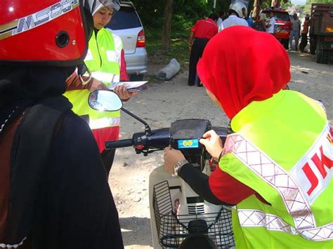 Berdasarkan kamus dewan, keselamatan di jalan raya tanggungjawab bersama secara konseptual membawa maksud bahawa semua pihak sama ada pihak kerajaan telah menubuhkan kementerian pengangkutan jalan raya, jabatan pengangkutan jalan , jabatan keselamatan jalanraya. Jabatan Keselamatan Jalan Raya Negeri Kelantan: Advokasi ...