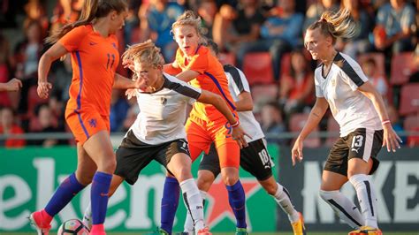 De oranje leeuwinnen kregen een eigen knvb logo op het shirt voor het ek 2017. OranjeLeeuwinnen oefenen tegen Oostenrijk | OnsOranje
