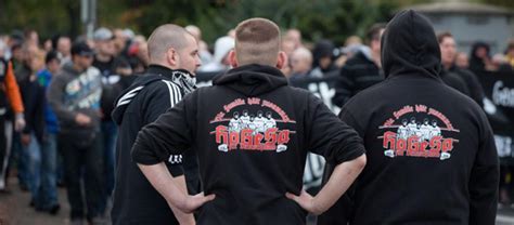 Verhandelt wurde in karlsruhe gegen fünf mitglieder der ehemaligen hooligans elbflorenz aus dresden. Fußball gegen Nazis