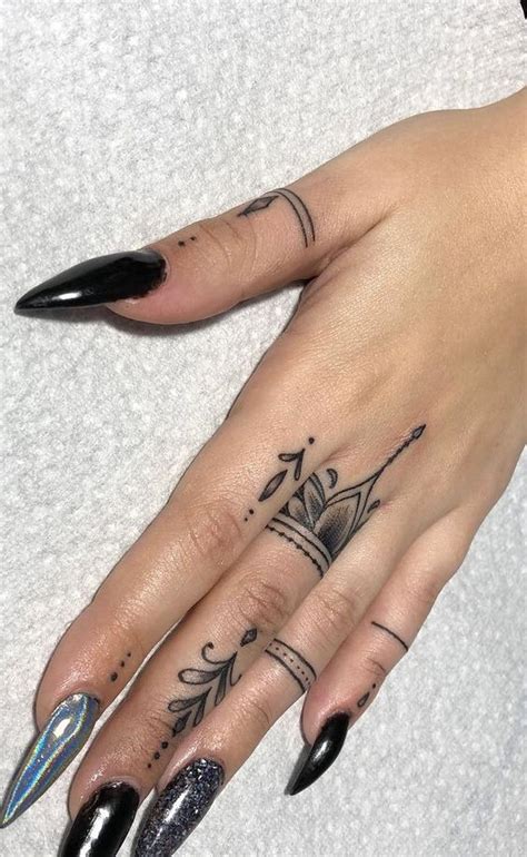 Flowers come in a variety of colors, but even if it's all black, it still means love. The most beautiful finger tattoos - Topstoryfeed | Hand ...