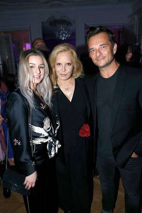 Habillée pour l'occasion, darina scotti s'est affichée sur son compte instagram au célèbre festival coachella. Darina Scotti et David Hallyday entourent leur mère Sylvie ...