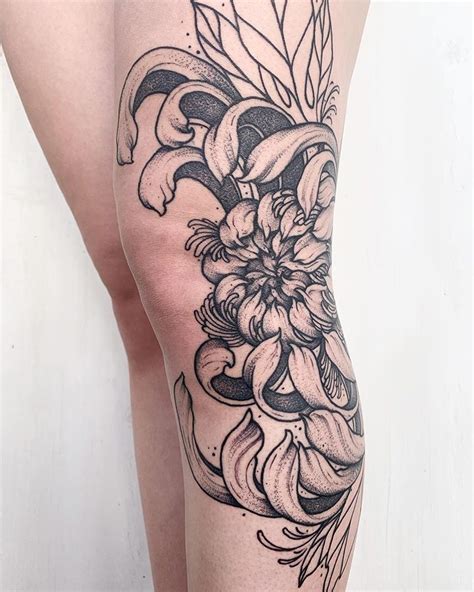 Among the flower tattoos, chrysanthemum tattoo is getting more and more popular, and there are many reasons for people to love the flower. Minimal Inspiration | Inkstinct in 2020 | Chrysanthemum ...