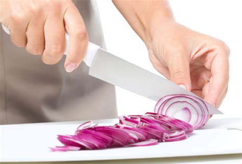 Cutting Onions 2.0: Scientists Have Created Tearless Onions - Organic ...