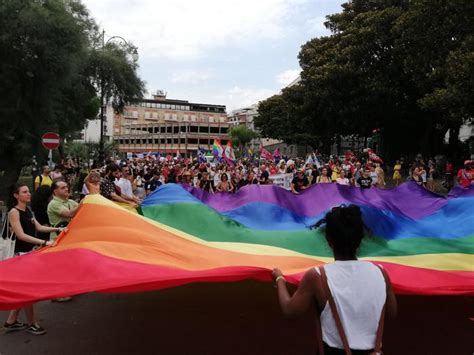 L'ora locale in reggio calabria reggio calabria è 12 minuti indietro rispetto l'ora solare. News In 2000 a Gay Pride Reggio Calabria - Ultima Ora | Trendynet