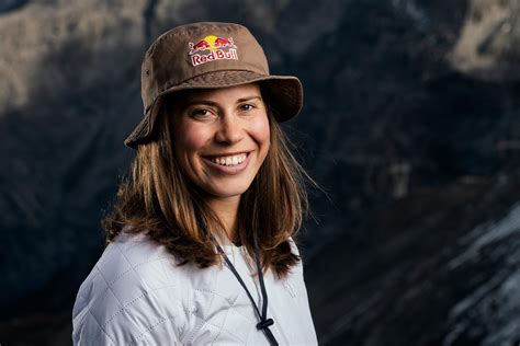 Samková initially competed in freestyle snowboarding but after several injuries she. Ledovou královnou se stala Eva Samková, z trůnu sesadila Ester Ledeckou | SportyŽivě