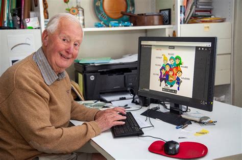 Theo lenkt die fahrschüler schnell zur prüfungsreife und erfolgreich durch die theorieprüfung. Theo Oudkerk Pool (88) brengt kabouters tot leven - De ...