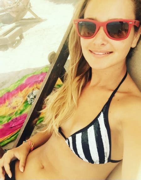 Daniela nicolás (nacida el 26 de junio de 1992 en copiapó) es una actriz de televisión, comentarista, notera y presentadora de televisión, que ha participado en los elencos de las teleseries mamá mechona, 20añero a los 40 y gemelas. La actriz Daniela Nicolás disfruta tomarse bellas selfies y compartirlas | TV chilena