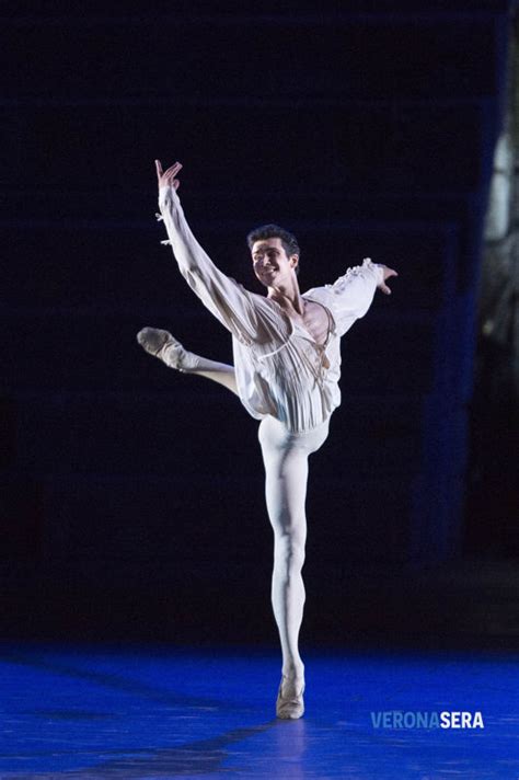 Bolle also dances regularly as a guest artist with the world's leading companies, including the royal ballet. Roberto Bolle incanta l'Arena di Verona: le immagini