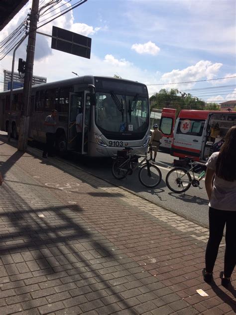 O jovem foi atendido pelo corpo de bombeiros, mas não resistiu aos ferimentos. Jovem é atropelado por ônibus na rua Sete de Setembro, no ...