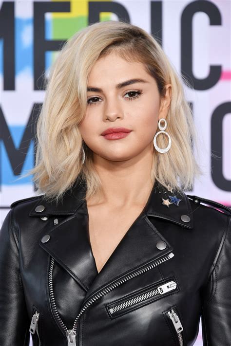 Selena gomez with blonde hair at american music awards 2017. AMAs 2017: Selena Gomez Debuts Blonde Hair | Teen Vogue