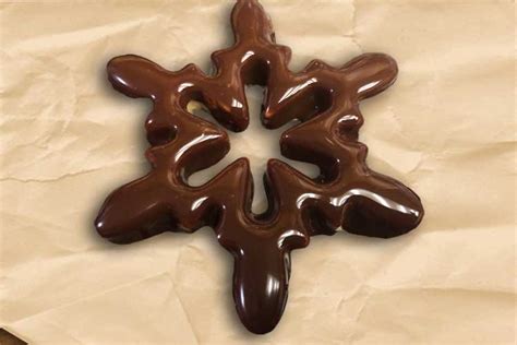 Back to these snowflakes chocolate peppermint barks! Chocolate-Dipped Snowflakes | HEY, COOKIE!