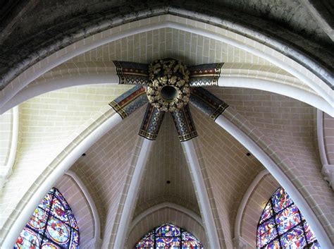 Here we see a rib vaulted ceiling, another hint at gothic but, the massive round arches and heavy piers make this a romanesque. The rib-vaulted ceiling of one of the ambulatory chapels ...