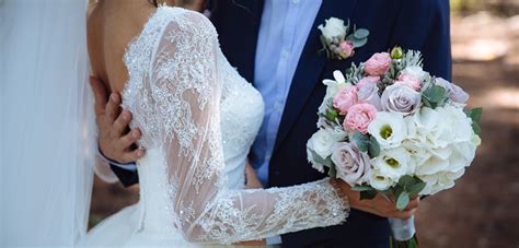 Kleid, das die braut am hochzeitstage trägt. Brautstrauß: Die Botschaften der Blumen