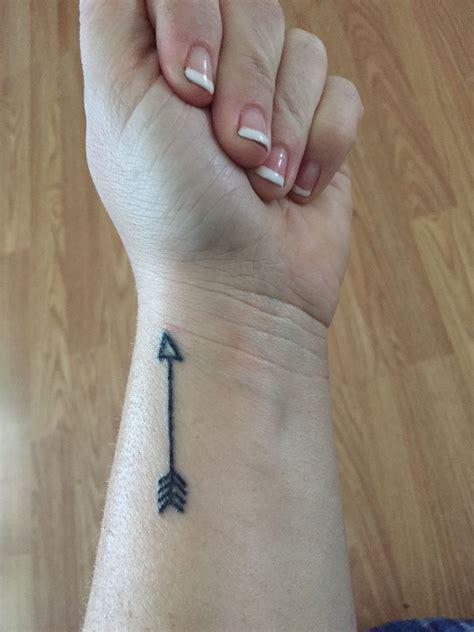 small-arrow-tatoo-wrist-tatoo-wrist-arrow-tatoo-wrist