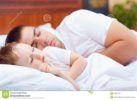 Im bett turnt mich vor allem das an. Vater Und Baby, Die Im Bett Schlafen Stockbild - Bild von ...