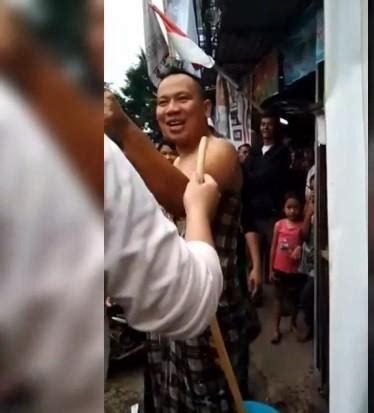 Mandi bunga di rumah menjimatkan masa tidak perlu tempuh jem & mencari parking. Buang Sial, Vicky Prasetyo - Billy Syahputra Mandi Bareng ...