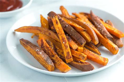 Sweet potato fries with chipotle lime dip are a really popular at one of my favorite local restaurants. Best Sauce For Sweet Potato Fries / Chili Garlic Sweet ...