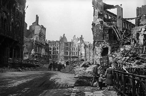 L'allemagne reconnaît sa défaite et dépose les le texte de seulement trente lignes signé le lendemain, le 8 mai 1945 à berlin, est un «acte de capitulation militaire», qui implique le dépôt des. Book review: Valery Faminsky - Berlin, May 1945 | LFI Blog