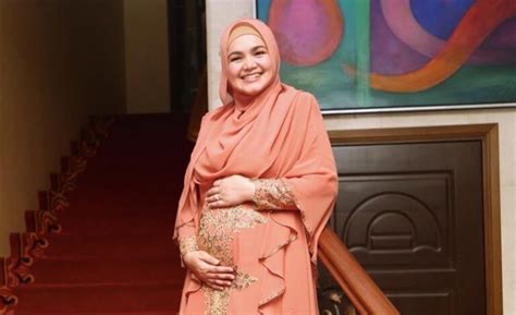 Ia diketahui tetap beraktivitas di studio untuk menggarap karya terbarunya meski di tengah kehamilan berusia. Siti Nurhaliza hamil anak kedua | Edisi 9