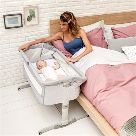 Nel riagganciare la culla al letto dei genitori, tirare nuovamente le cinghie per garantire che la culla sia correttamente e saldamente agganciata al letto. Chicco Next2Me Dream Crib | Sleeptime and Relaxation ...