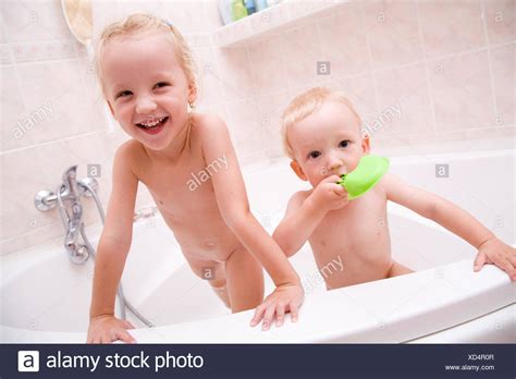 J'espère que cette vidéo vous a plus : Avoir des enfants dans la salle de bains baignoire Photo ...