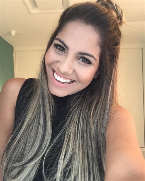 Começou a se tornar conhecida através do concurso jovens talentos, no programa de televisão do raul gil. Gabriela Rocha - Fotos nua e pelada - Super Nua