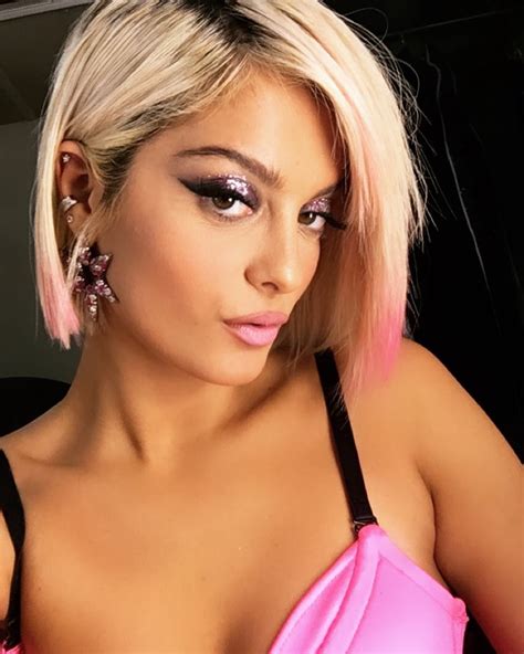 Rexha released her debut extended play in 2015, i don't wanna grow up, which saw the moderate commercial success of the singles i can't stop drinking about you and i'm gonna show you crazy. Bebe Rexha diz que estilistas se recusam a vesti-la para o ...