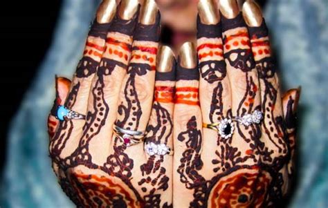 Sehingga henna lebih terlihat indah dan cantik serta menambah keanggunan bagi yang menggunakannya. Kumpulan Gambar Lukisan Henna Simple dan Cantik Untuk Pemula
