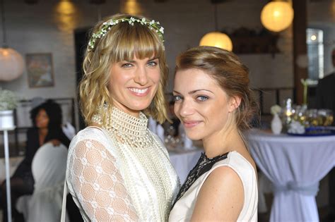 Jeder brautkleid kann maßgeschneidert werden. GZSZ Vorschau - Hochzeit - Pia und Emily › Stars on TV