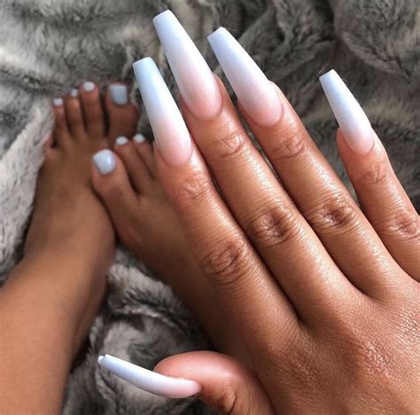 Puedes dejarlas sin esmalte ni ningún otro producto para una apariencia natural o hacerte tú misma la manicura para llamar la. Uñas Acrílicas decoradas y sencillas 2020: paso a paso ...