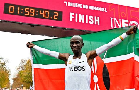 Enya's eliud kipchoge, the marathon world record holder, crosses kenyan athlete eliud kipchoge made history on saturday by becoming the first person to run an unofficial marathon in under two hours. Kipchoge und seine Fabelzeit: Schmu mit dem Schuh ...