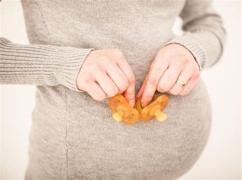 Wanita yang hamil kembar mungkin mengalami peningkatan kadar hcg, yang merupakan hormon yang diproduksi selama kehamilan. Ciri-ciri Hamil Kembar Identik yang Perlu Bunda Ketahui