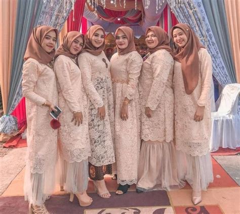 Gaun ini termasuk opsi yang sangat cantik dan sederhana. Desain Baju Bridesmaid Muslimah January 2021