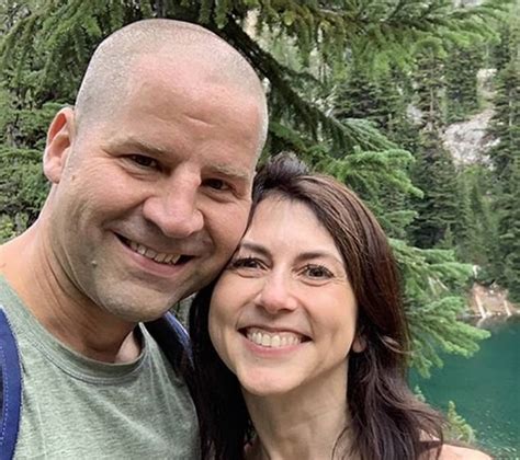 The former wife of amazon founder jeff bezos has found love again and quietly remarried over the weekend. Jeff Bezos'un eski eşi McKenzie Scott öğretmenle evlendi ...