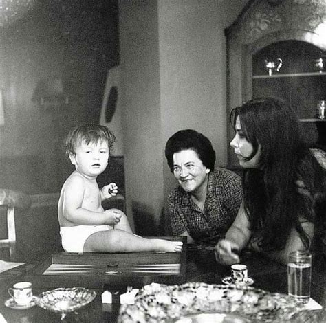 Δεν θα πιστέψετε τον λόγο που ο φίνος δεν ήθελε να τη βγάλει στον κινηματογράφο! Η Τζενη Καρέζη με την μητέρα της και τον μικρό Κωνσταντίνο ...
