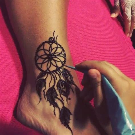 Dream catchers can be a very pretty henna tattoo inspiration. @vegas_nay on Instagram: "The dream catcher henna art ...