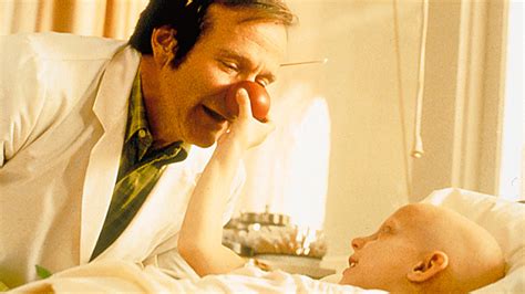 Patch adams is determined to become a medical doctor because he enjoys helping people. Docteur Patch