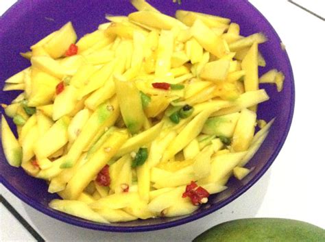 Hampir di setiap rumah makan pasti menyediakan menu satu ini. Resep asinan Mangga cabe rawit, makanan anti ngantuk ...