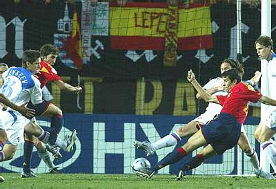 Casi un mes de partidos, en los que podremos ver algunas de las principales estrellas del 'deporte rey' reunidas en el mismo terreno de juego. Eurocopa 2004 | elmundodeporte.com