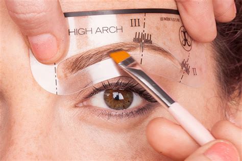 She has beautiful, thick eyebrows. How to do your eyebrows | HireRush Blog