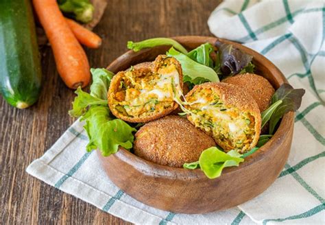 Si tratta quindi di un antipasto sfizioso da servire magari con delle salsine oppure di un. Polpette di verdure con cuore filante. Facili e gustosissime.
