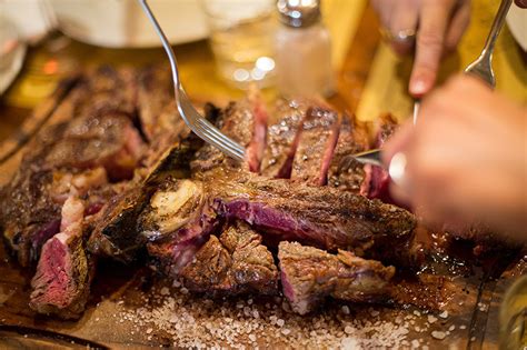 Come si taglia, come si cuoce e come si serve. Carne Fiorentina alla brace, Toscana, Italia | イタリア旅行専門店トゥ ...