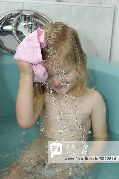 Badewannen allerdings lassen sich mit einer badewannenfaltwand im handumdrehen zu einer vollwertigen dusche umfunktionieren. Mädchen, 3 Jahre, wäscht sich mit einem Badelappen in der ...