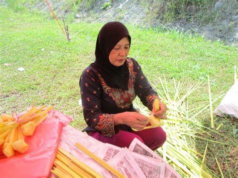 It's the eve of hari raya haji (great day of the haj) and many in singapore's muslim community are busy getting ready for islam's second biggest festival, also known as hari raya korban (great day for sacrifice). Selling ketupat pouch, lemang for an extra buck during ...