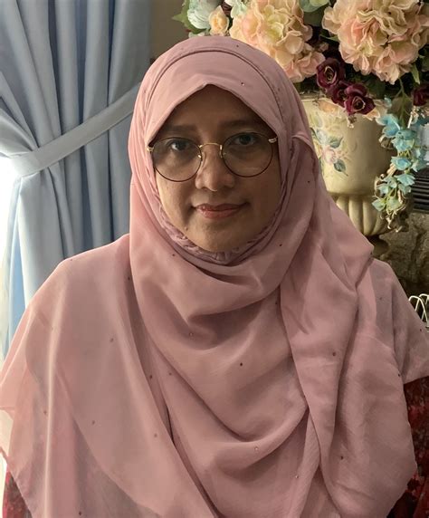 Universiti putra malaysia kini mempunyai enam belas (16) fakulti termasuk kampus bintulu, sarawak, lima belas (15) pusat, sembilan (9) institut, satu (1) akademi, dua (2) sekolah pengajian siswazah, sebuah taman pertanian universiti dan sebuah kampus cawangan di bintulu, sarawak. Bidang Kepakaran:Teknologi Makanan dan Bioteknologi Makanan