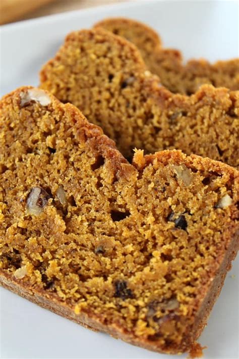This skinny pumpkin bread recipe is so delicious you'll never believe it's only 125 calories per slice! Pumpkin Walnut Bread - Great Grub, Delicious Treats