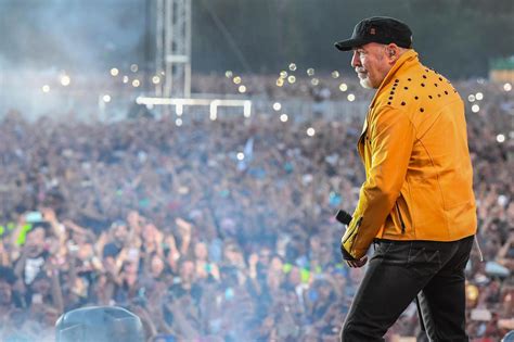 Non perdere informazioni su tappe, biglietti, canzoni. MBT scarpe uomo primavera estate 2017 | Vasco Rossi ...