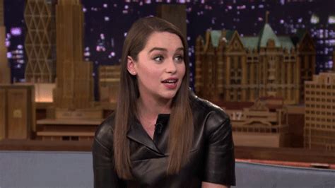 I could watch this forever. Emilia Clarke est la mère des dragons mais aussi des ...