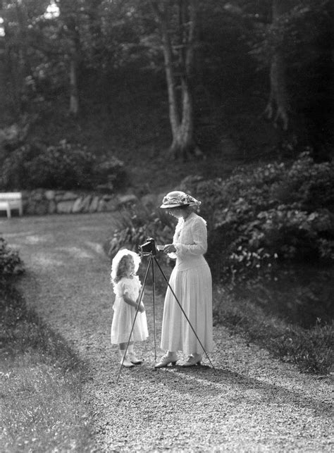 In the part of the royal palace where she lived with crown prince gustaf adolf and their five children, archive material and objects from the royal collections that belonged to the crown princess display for the first time. Foton på kungens farmor kronprinsessan Margareta | Svensk Dam