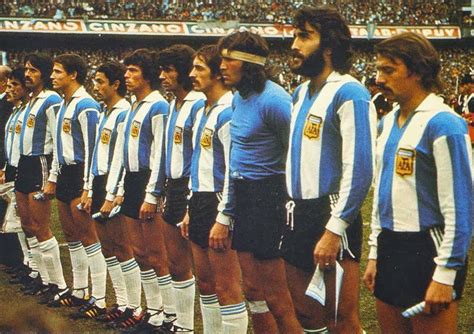 Para disputar el mundial en casa, otra vez la selección eligó el azul para su. 1977 Argentina; De izq a der: Jorge Carrascosa, Américo ...